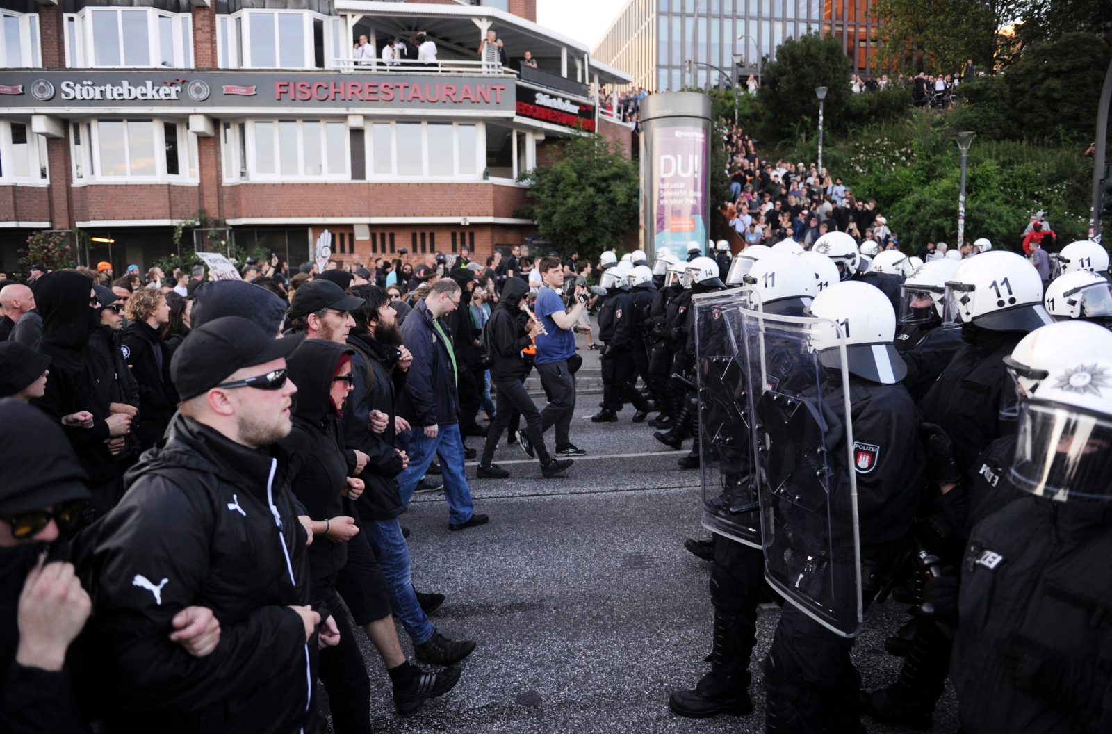 G20 protesters face Hamburg riot police