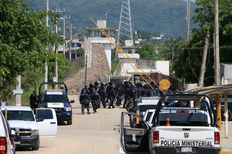 Riot police enter Acapulco prison