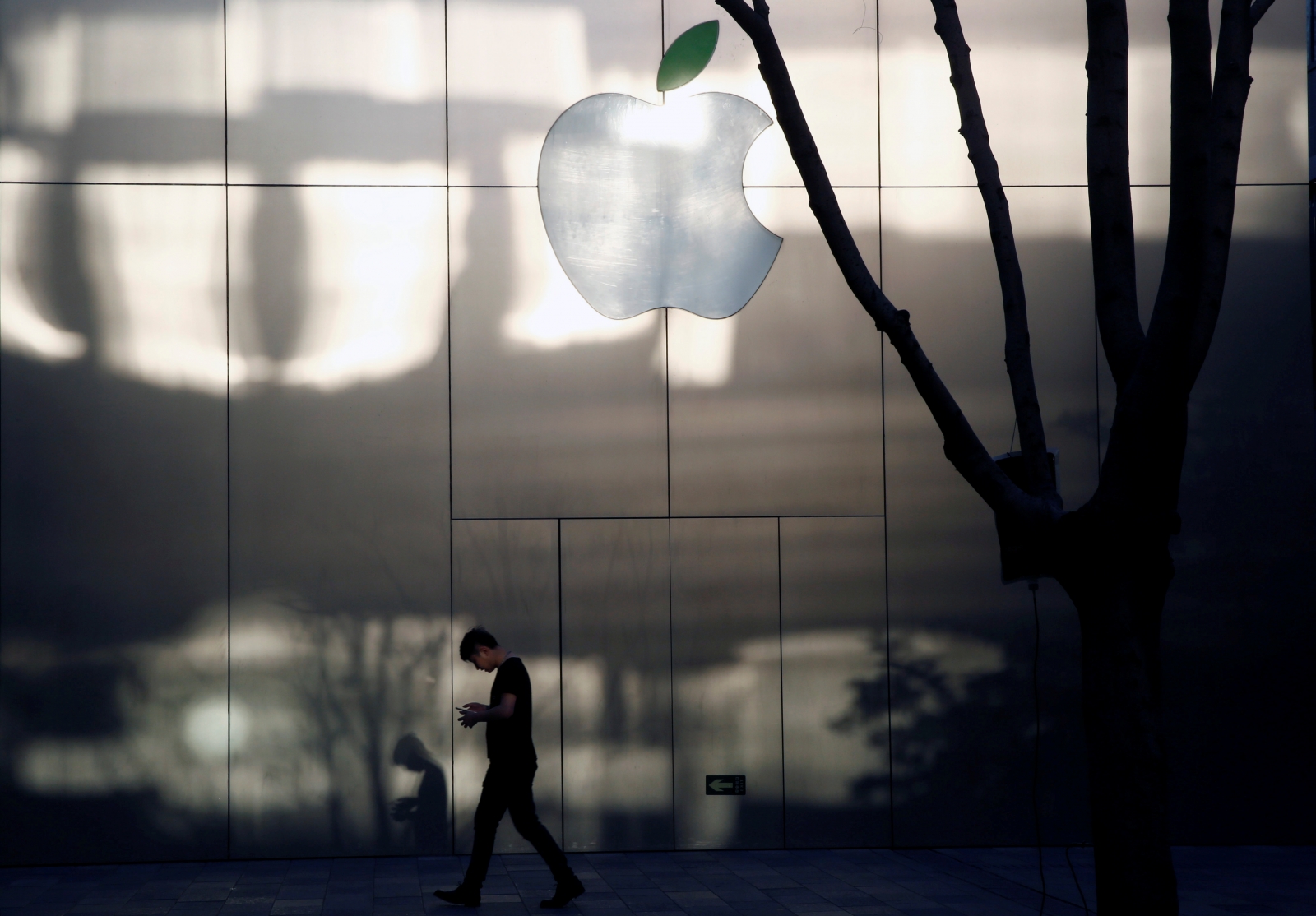 Apple may become trillion dollar company Apple may become trillion dollar company