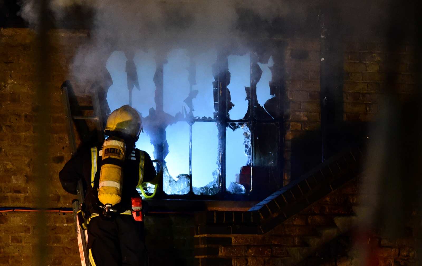 Dramatic pictures of huge fire at worldfamous Camden Lock Market