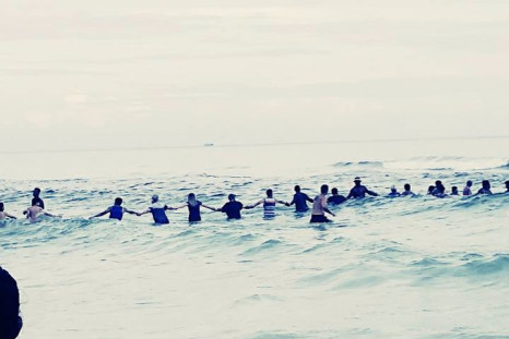 Human chain in Florida sea
