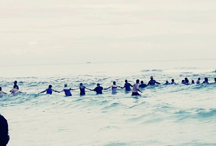 Human chain in Florida sea