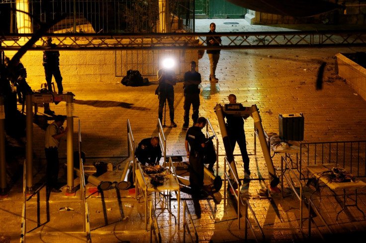Israeli security forces remove metal detectors