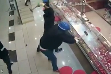 Thieves Fail Spectacularly After Struggling To Break Jewelry Cases