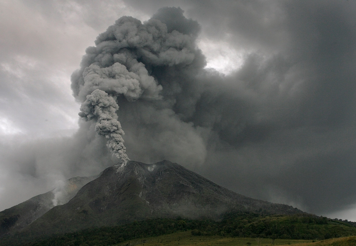 Land of smoke and ash Photos of Mount  Sinabung  volcano 