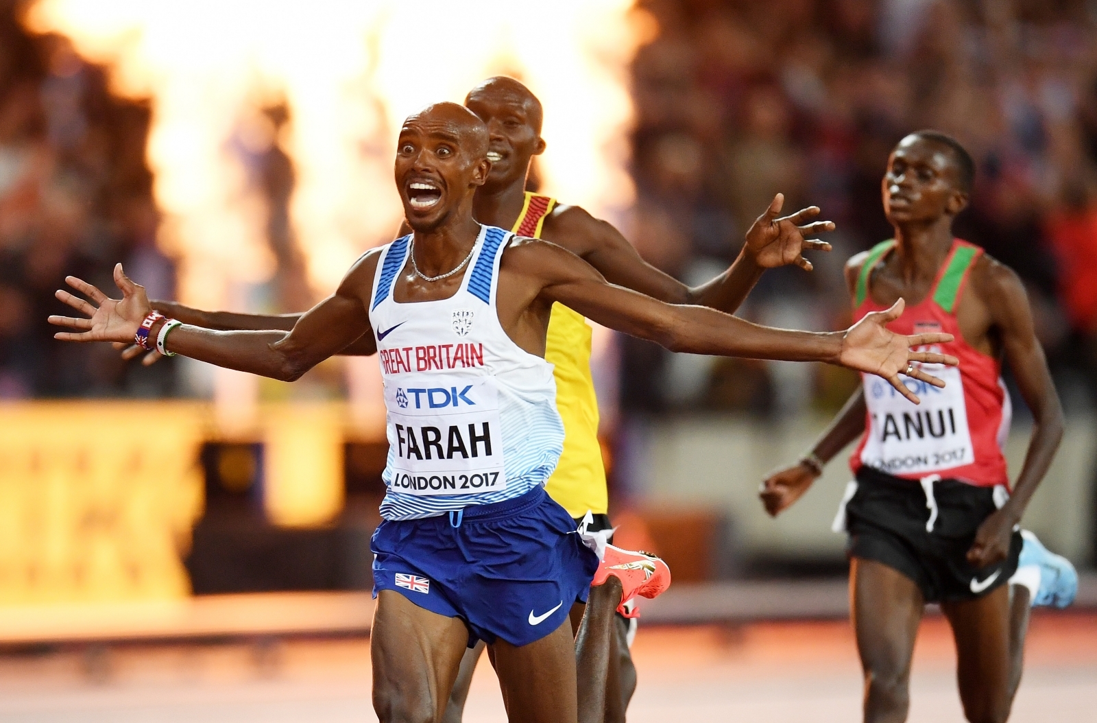 Mo Farah storms to 10,000m gold at World Athletics Championships in London
