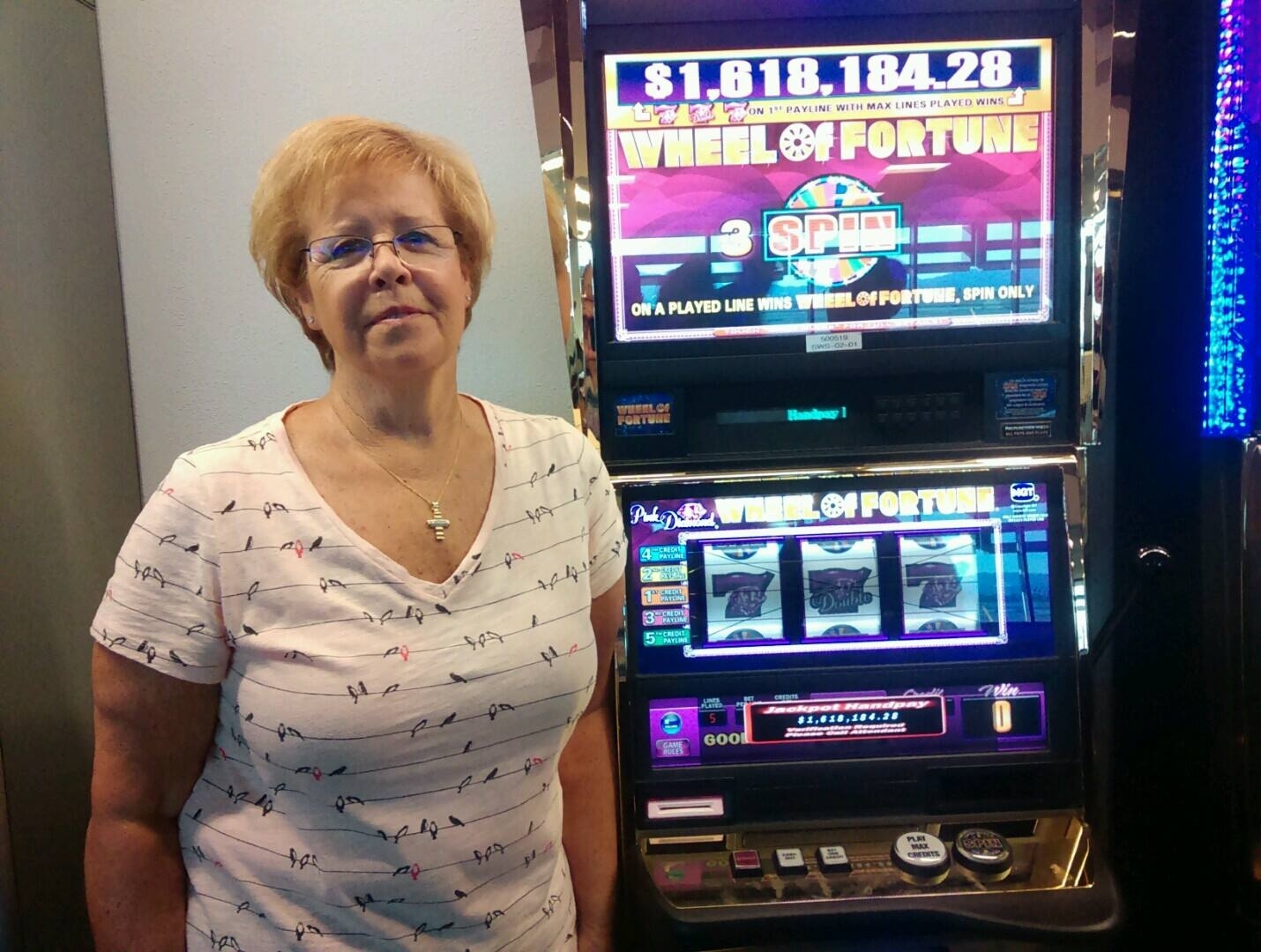 de woman wins big on slot machine