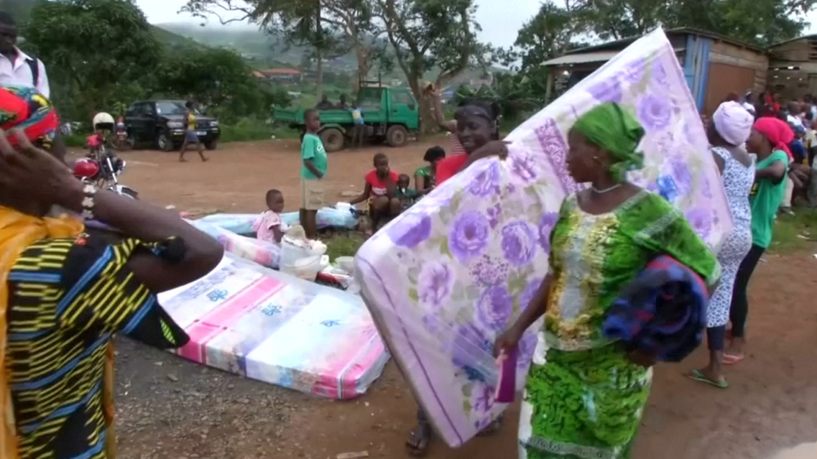 https://d.ibtimes.co.uk/en/full/1631904/sierra-leone-mudslide-residents-evacuate-fear-second-mudslide.jpg?w=400&h=225&l=50&t=40&q=50