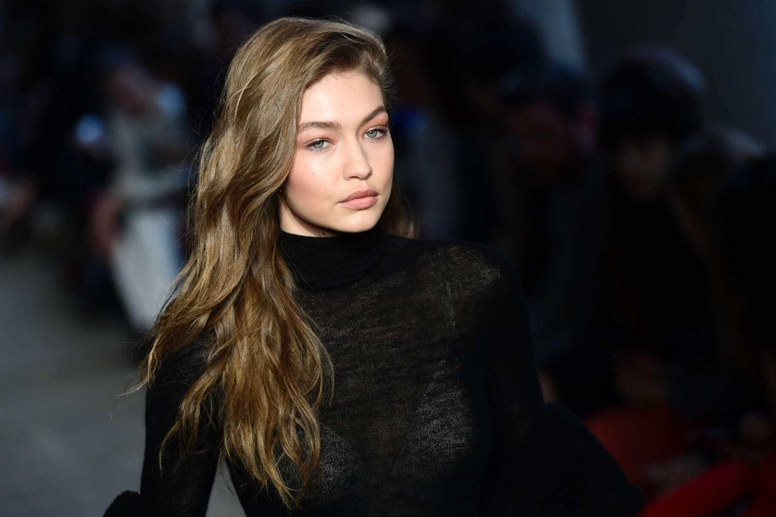 'Zayn is so lucky': Gigi Hadid stuns as she ditches shirt for sizzling ...