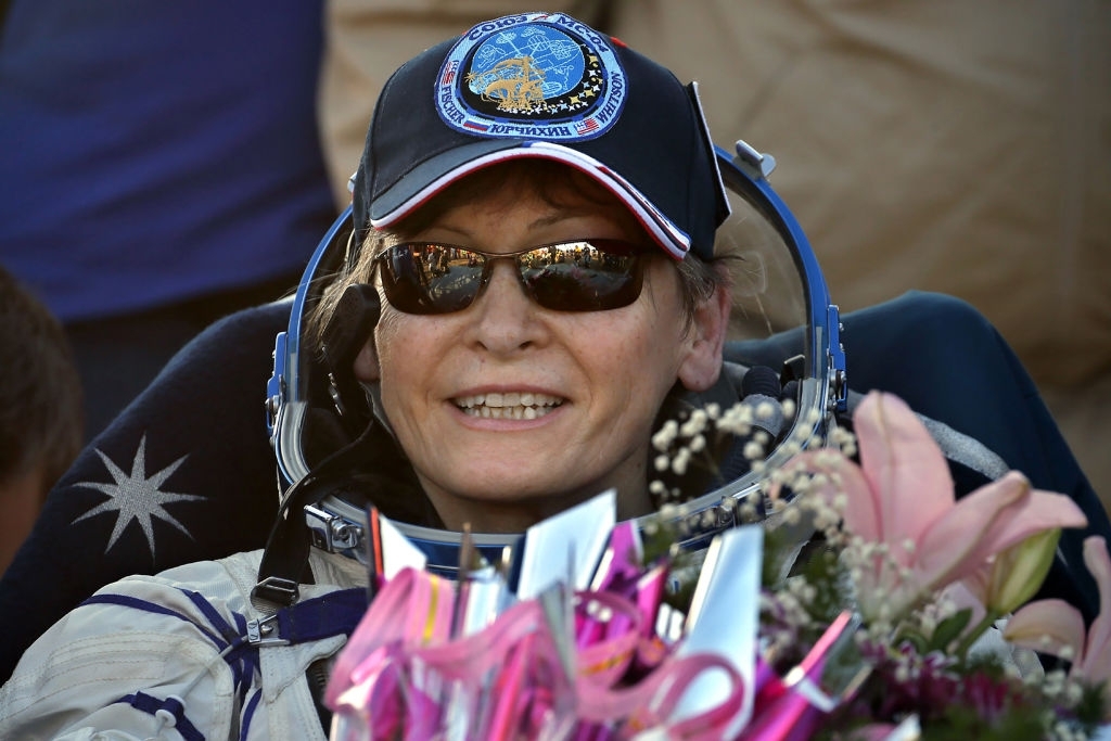 Peggy Whitson Returns Nasas Record Breaking Astronaut Back On Earth After 288 Days In Space 