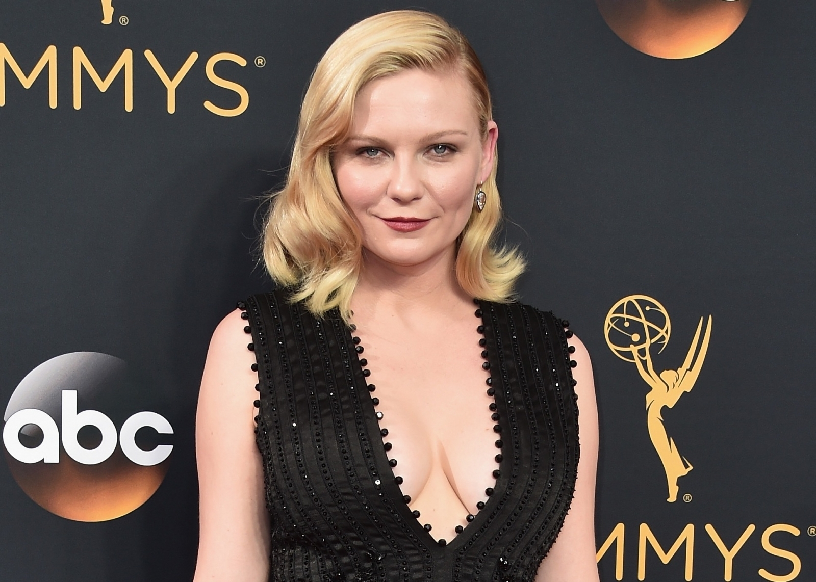 Kirsten Dunst flaunts cleavage in skimpy lace bra making fans wow