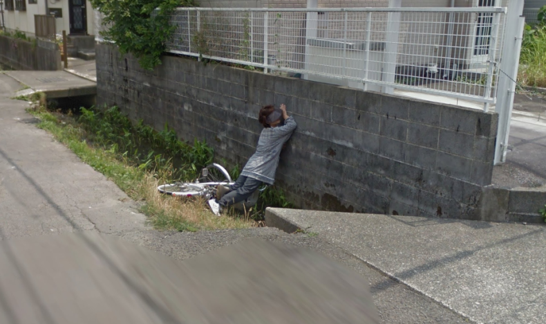 Cyclist falls in ditch Google Street View