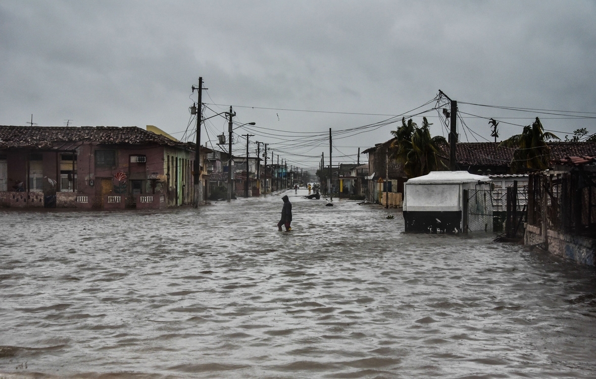 Photos Cubans Wade Through Flooded Streets After Hurricane Irma Swamped Havana 5529