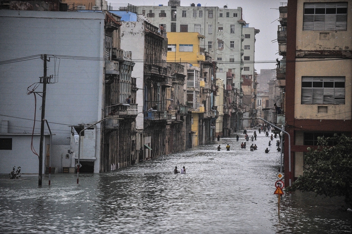 Photos Cubans Wade Through Flooded Streets After Hurricane Irma Swamped Havana 9893