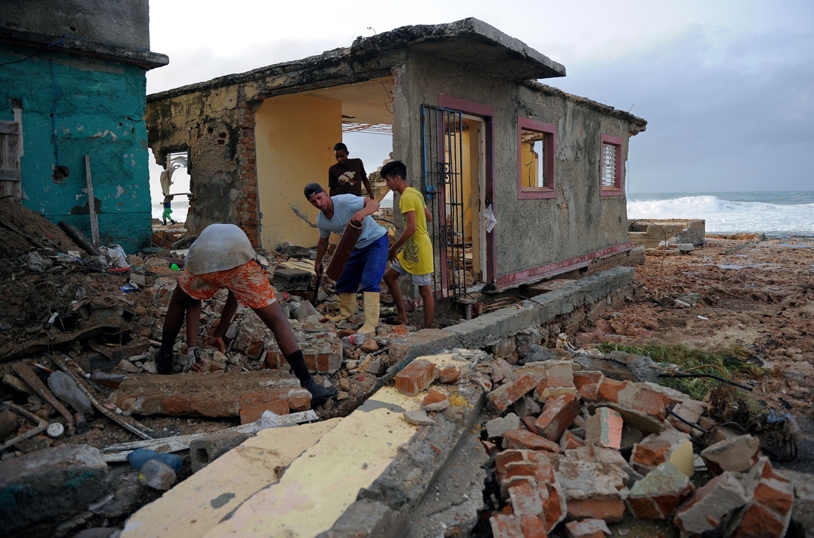 Photos Cubans Wade Through Flooded Streets After Hurricane Irma Swamped Havana 0553