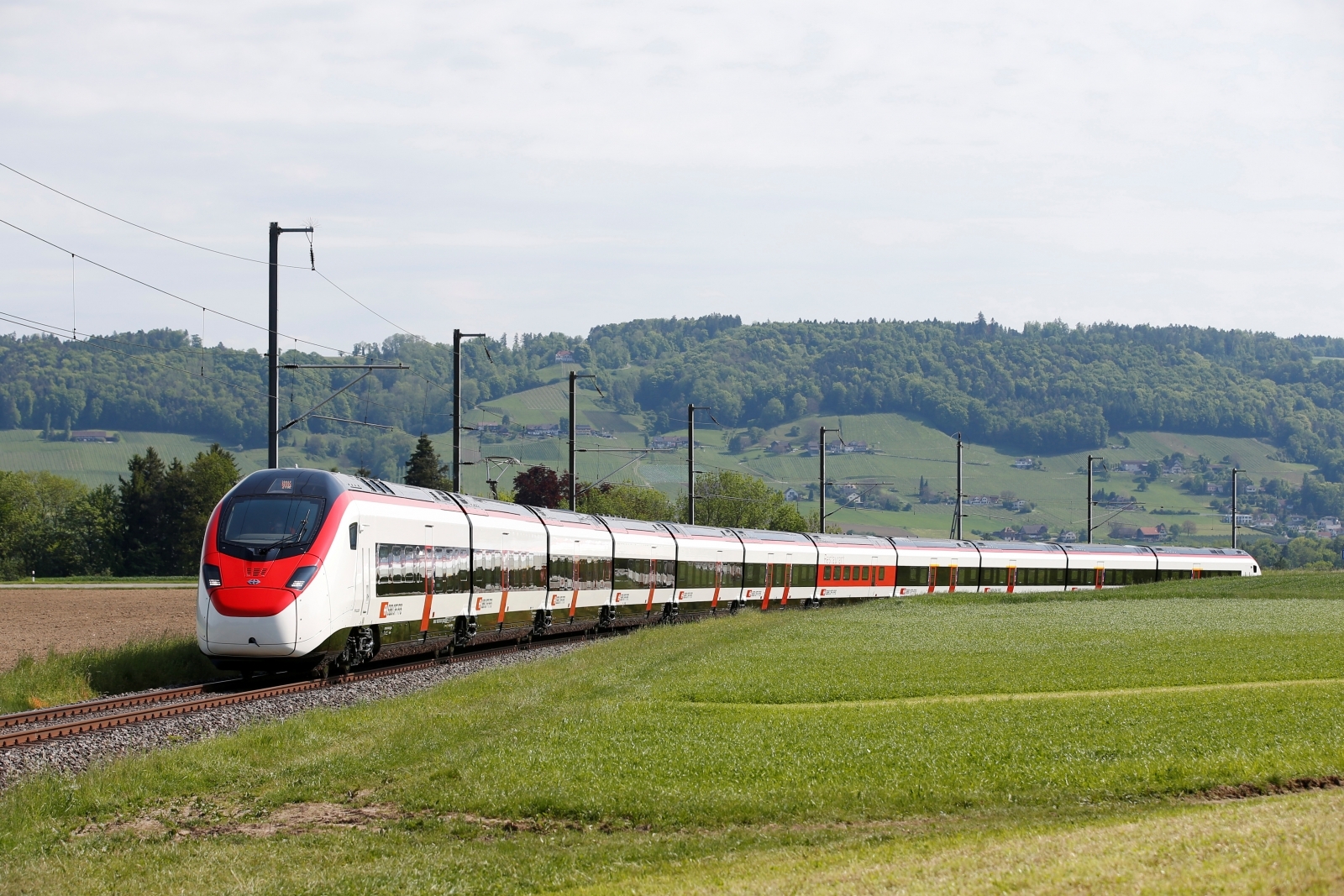 Swiss Alps train crash injures 27