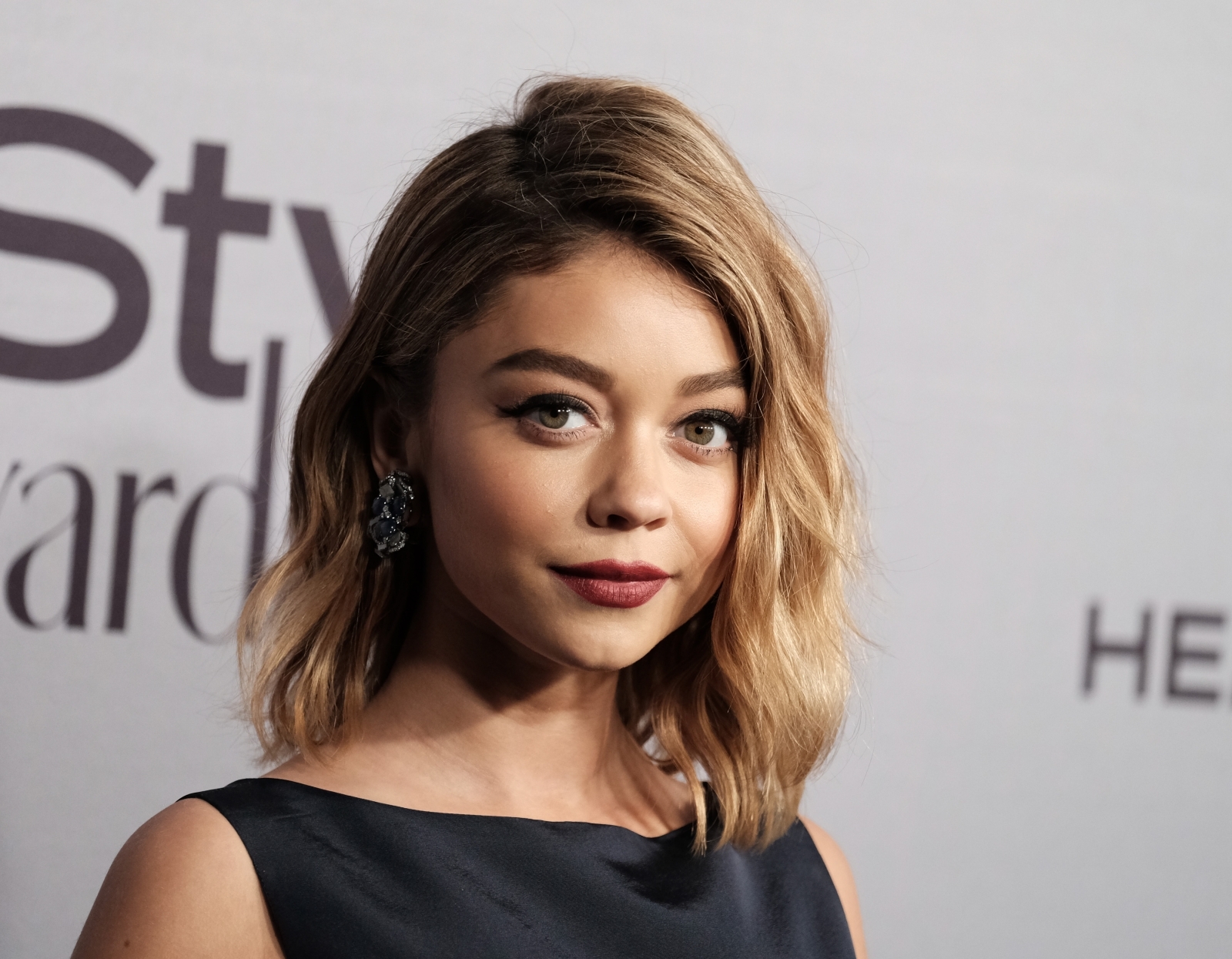 Sexy as hell Modern Family s Sarah Hyland shows off her new