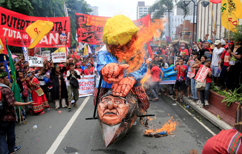 Trump-Duterte effigy burny