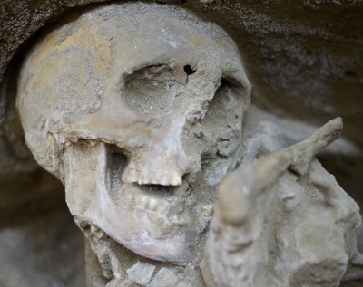 Sican human sacrifice skeletons grave Peru