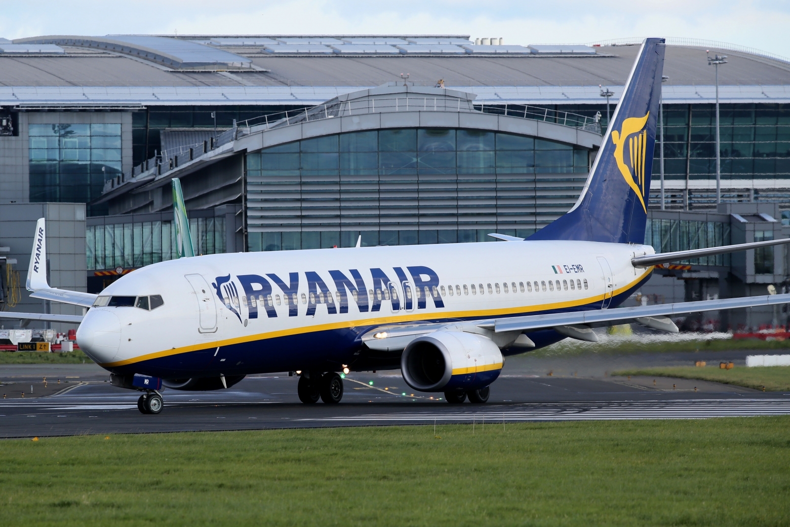 Ryanair Pilots In Ireland Call Off Pre-Christmas Strike