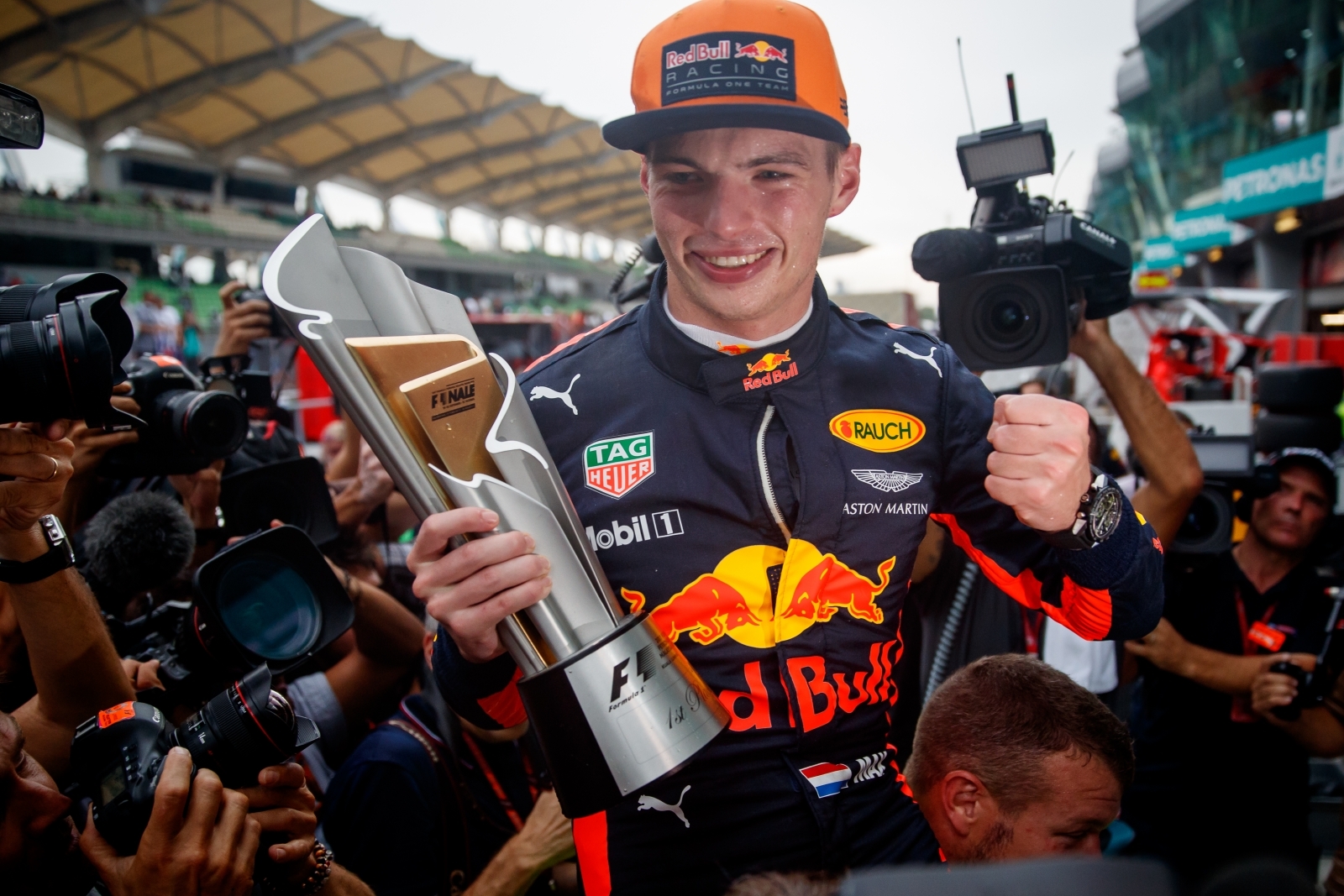 Red Bull s Max Verstappen beats Lewis Hamilton to win 