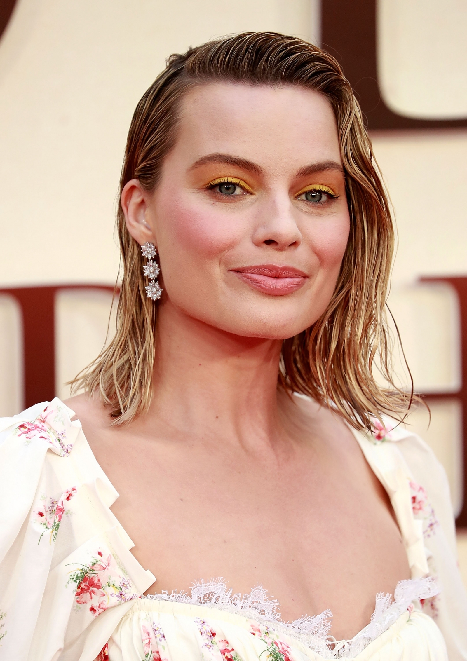Margot Robbie delights her fans on the red carpet at I, Tonya screening
