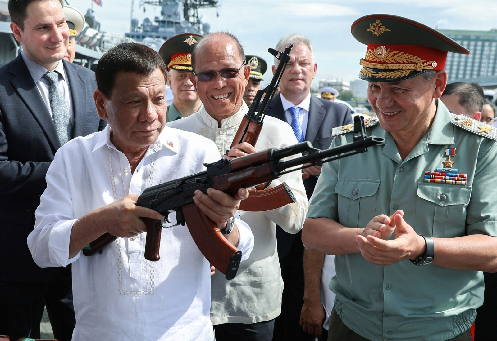 Philippine President Rodrigo Duterte (l) holds a AK-47 assault rifle as Russian Minister of Defence Sergei Shoigu looks Philippine President Rodrigo Duterte (l) holds a AK-47 assault rifle as Russian Minister of Defence Sergei Shoigu looks