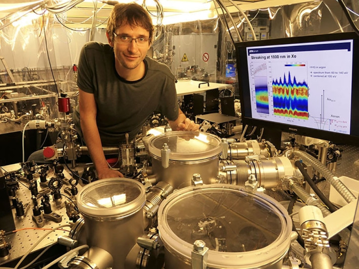 Shortest laser pulse to track electrons