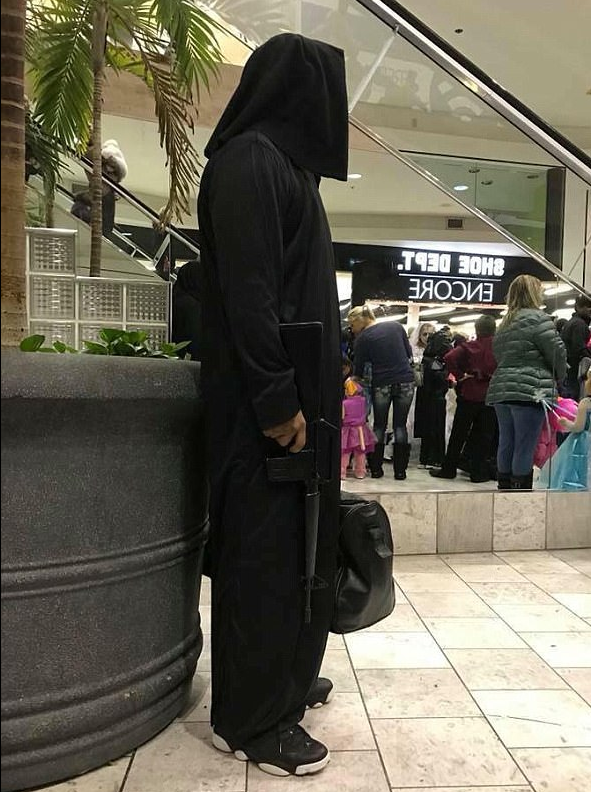 Families flee mall after dadoftwo wears 'Isis' Halloween costume with