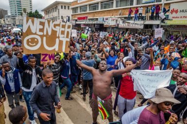zimbabwe robert mugabe wenger out protest