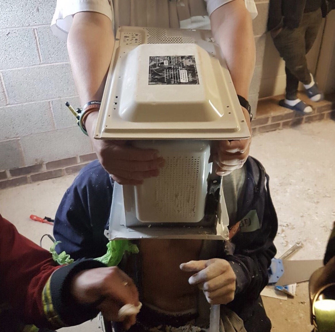 YouTuber gets stuck in microwave YouTuber gets stuck in microwave