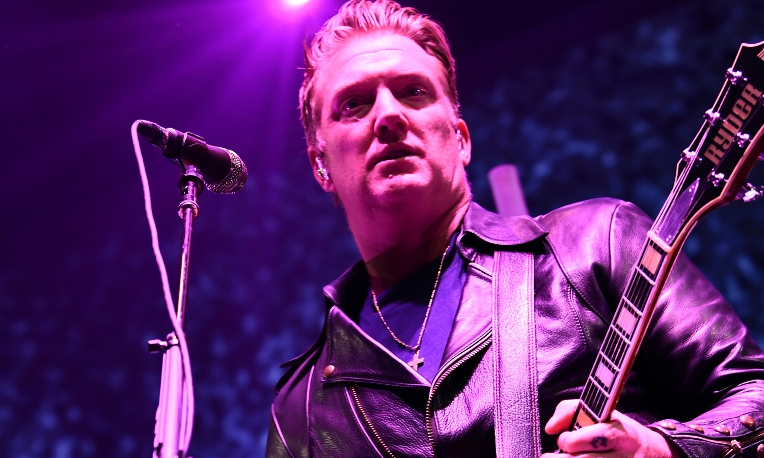 Rocker Josh Homme Apologizes For Kicking Photographer: 'I Was A Total Dick'