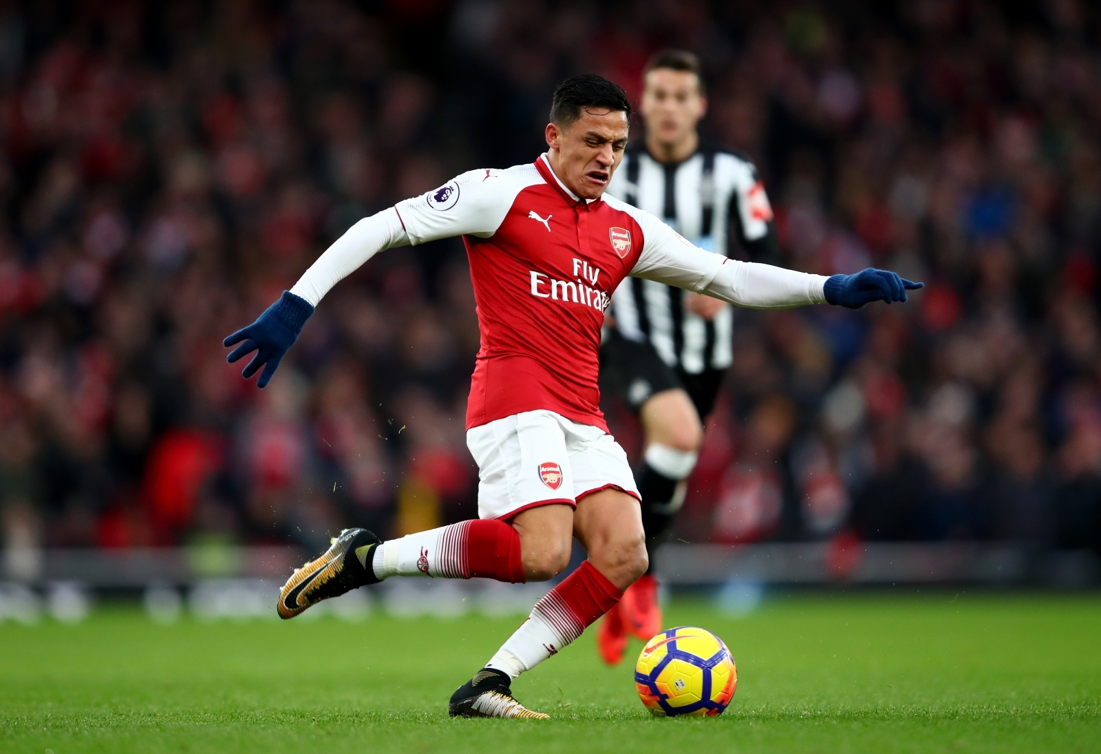 Alexis Sanchez to leave Arsenal in the summer for massive \u00a3400,000perweek Manchester City deal