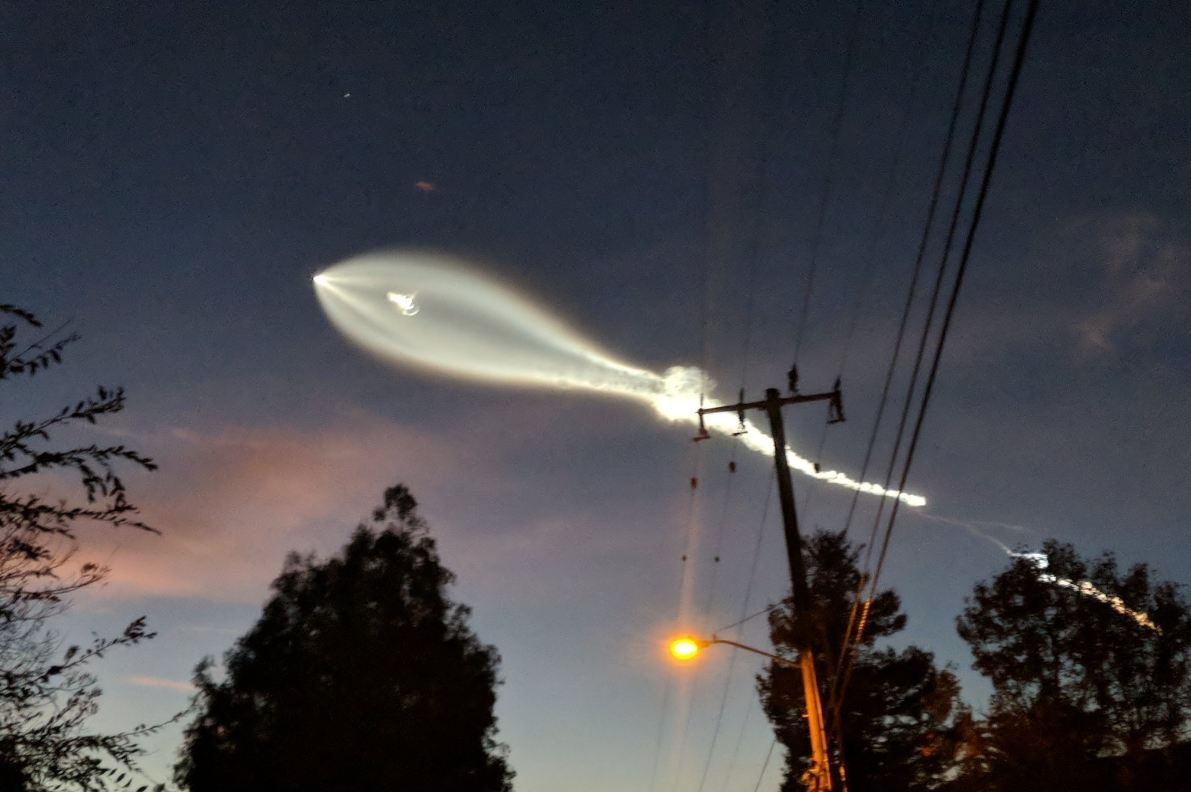 Mysterious UFO with glowing tail hovering over Los Angeles stuns