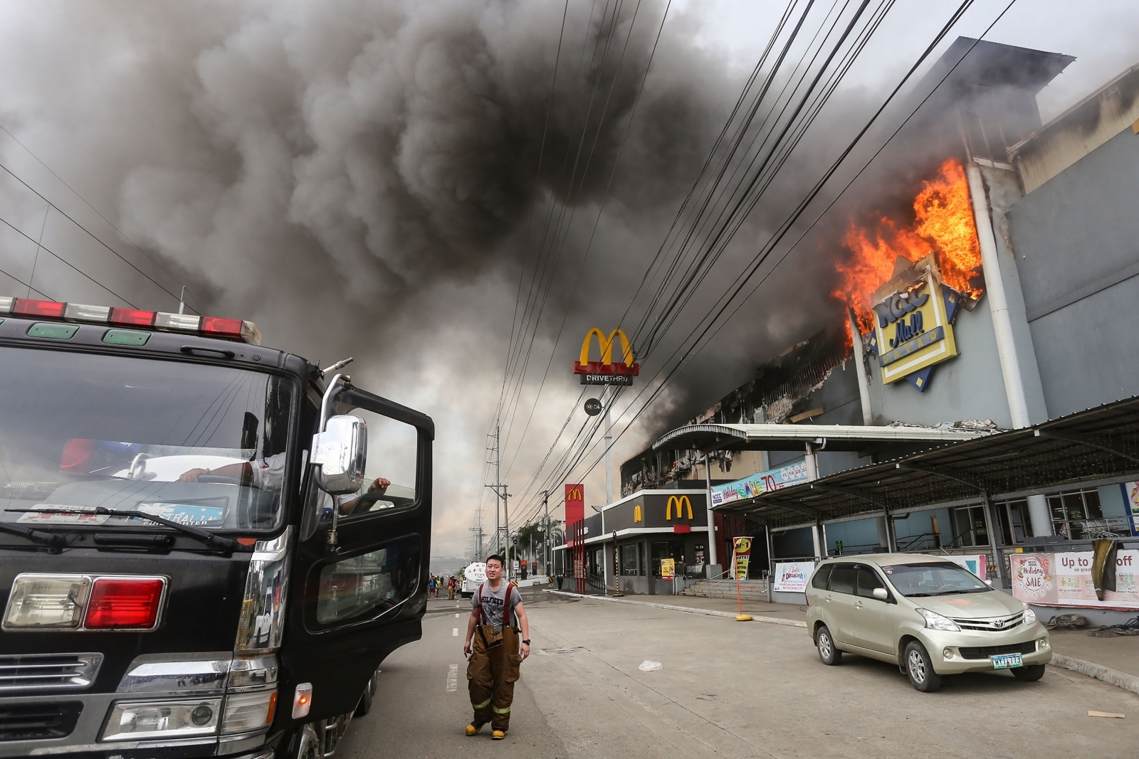 Philippines mall fire: Massive blaze in Davao leaves 'zero' chance of