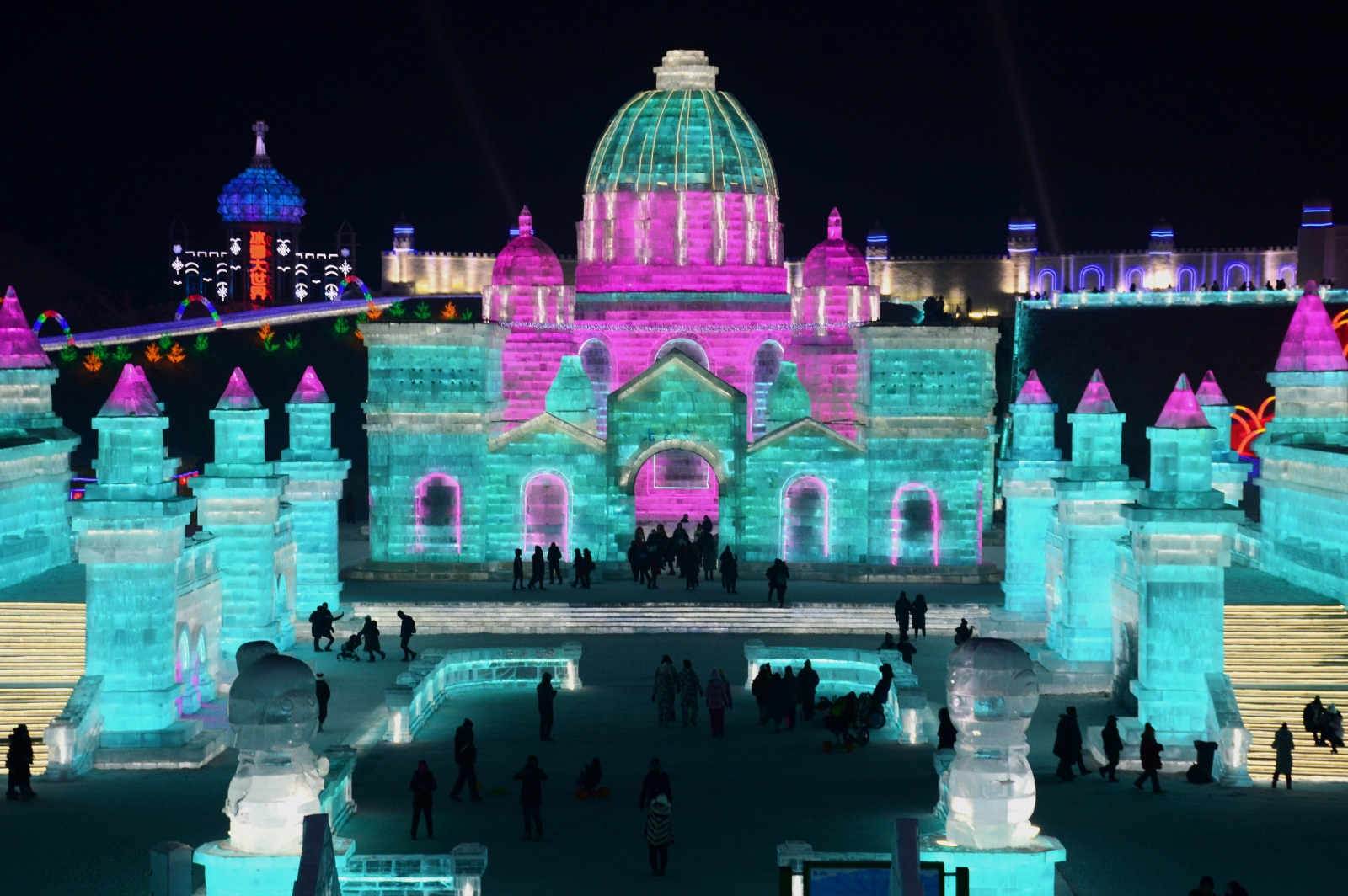 Visitors flock to see massive replicas of famous landmarks made of ice