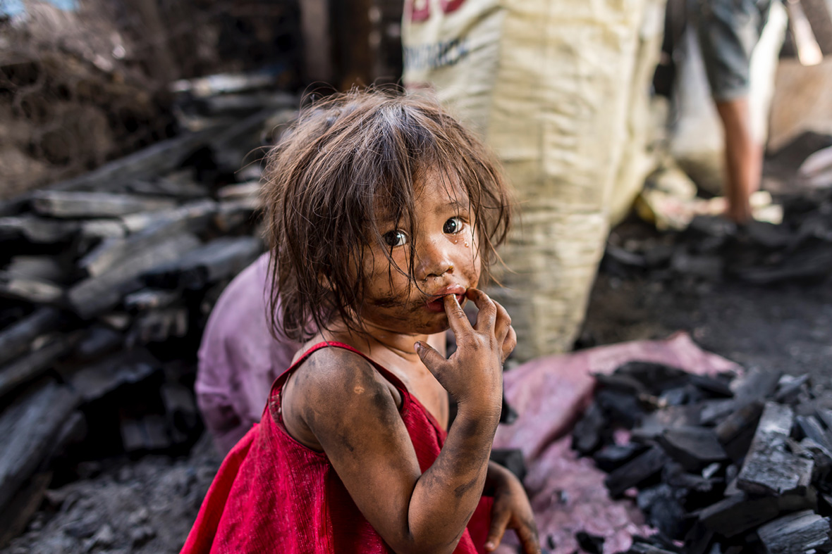 Heartbreaking photos of Manila's slum children working at ...