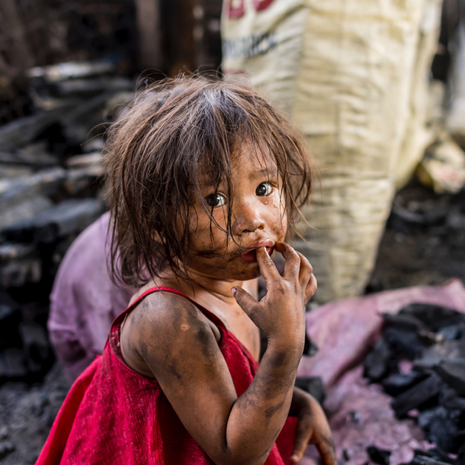 Heartbreaking photos of Manila's slum children working at deadly charcoal  kilns