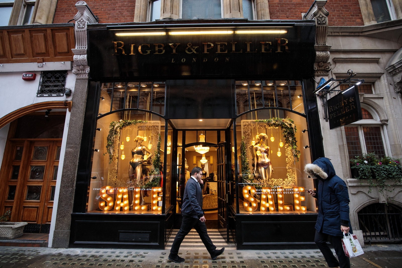 Big Boob: Lingerie Company that Supplies UK Monarch Stripped of Royal Warrant Big Boob: Lingerie Company that Supplies UK Monarch Stripped of Royal Warrant