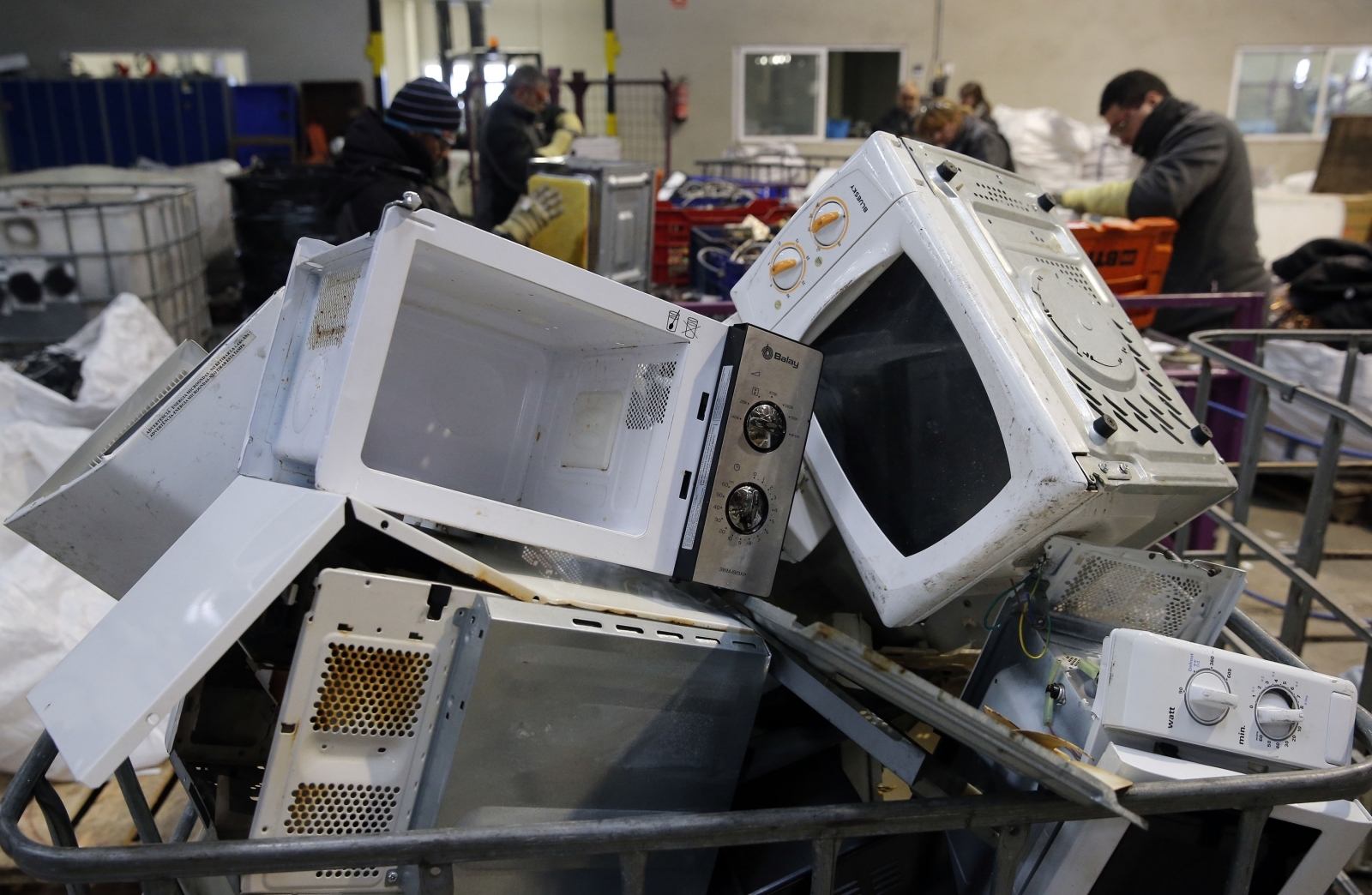 Microwaves pollute more than cars even on standby