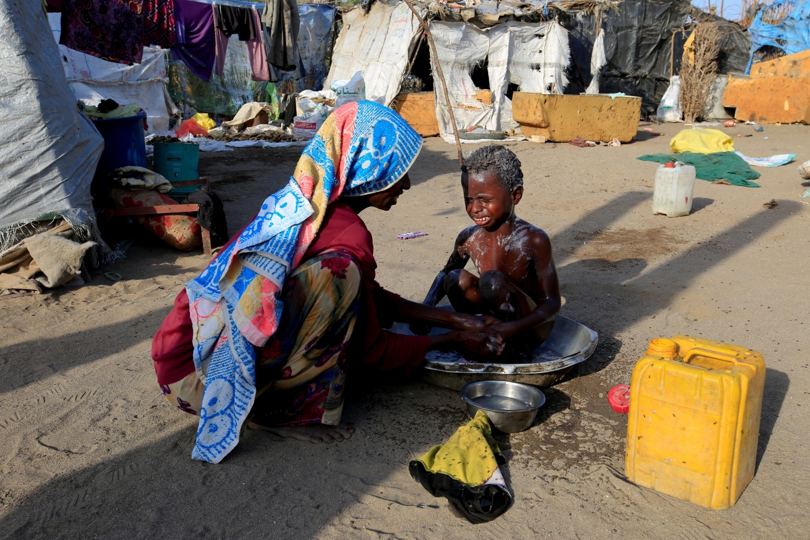 Отшельнику больному страдающему от голода жажды. Hodeidah Йемен.