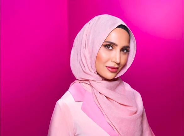 Who is Amena Khan Blogger becomes first hijab wearing 