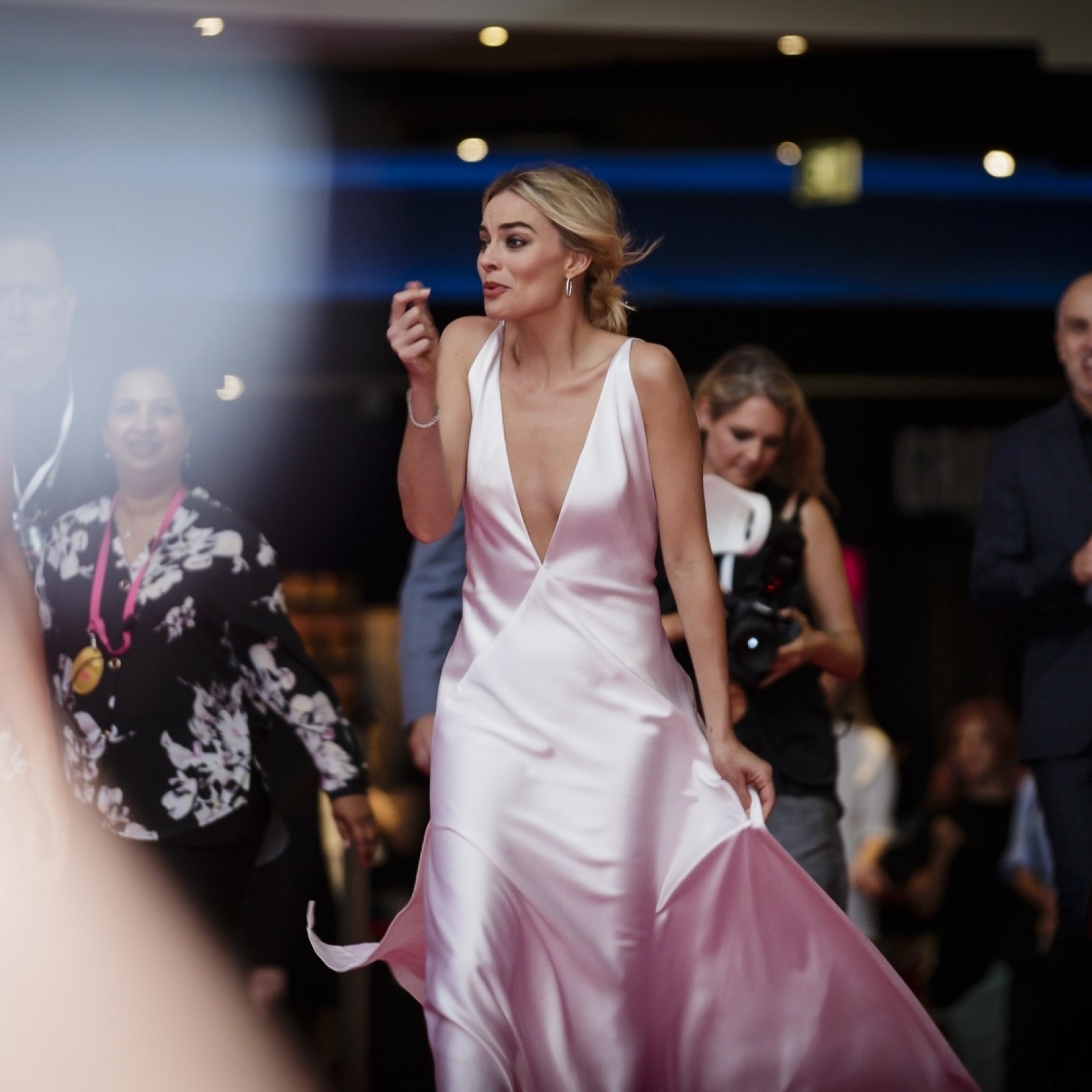 So stunning' - Margot Robbie takes the plunge in white gown at I, Tonya premiere and sparks frenzy | IBTimes UK