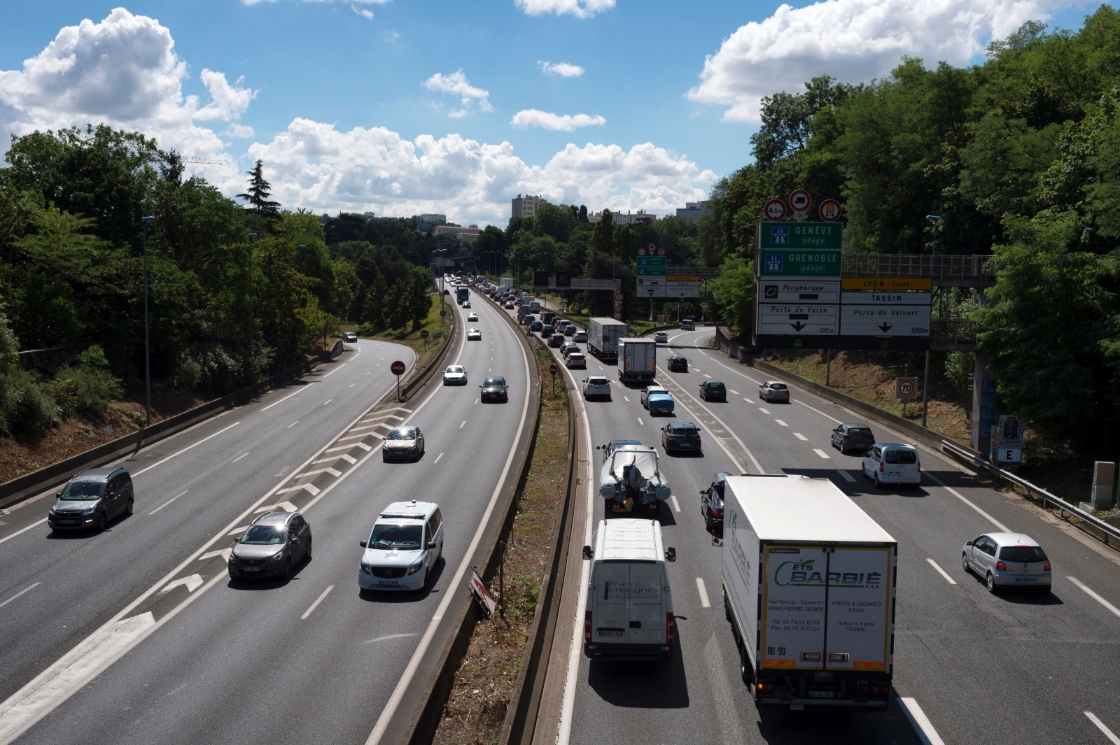 Chinese tourist, held for 15 hours for driving too slowly, calls police ...