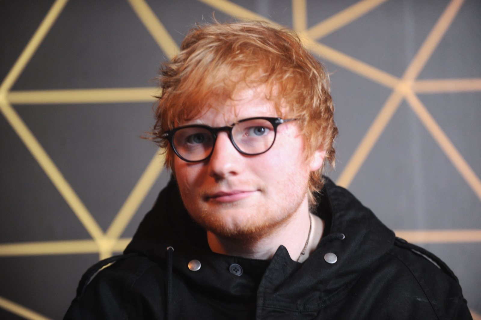 Voici pourquoi Ed Sheeran continue de distribuer des statues de pénis géantes