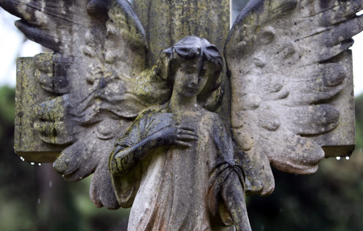 An angel grave stone