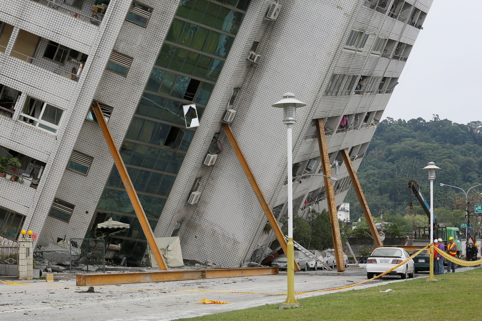 Taiwan earthquake photos: Firefighters rescue people from ...