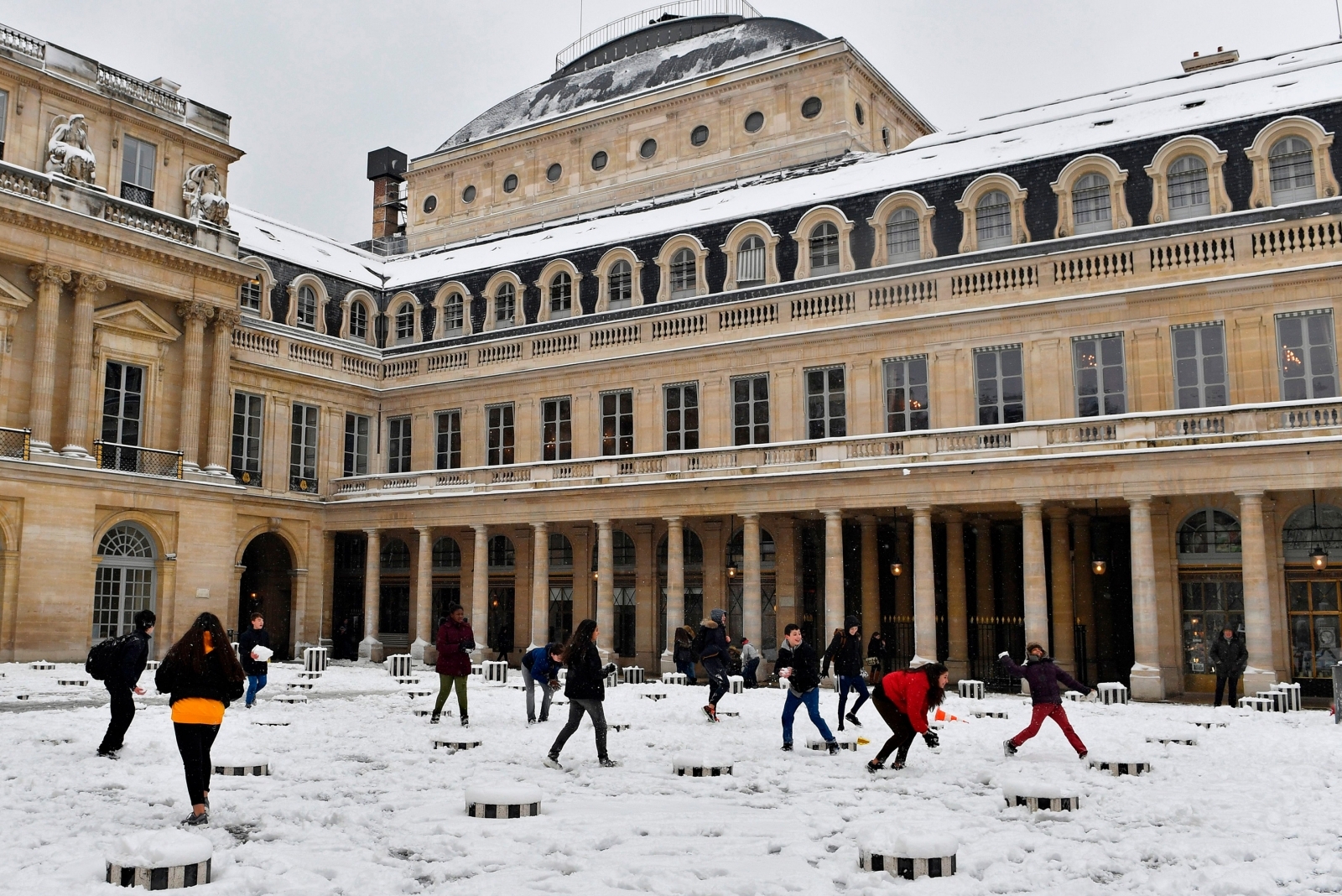 25 photos of snowcovered Paris looking even more beautiful than normal