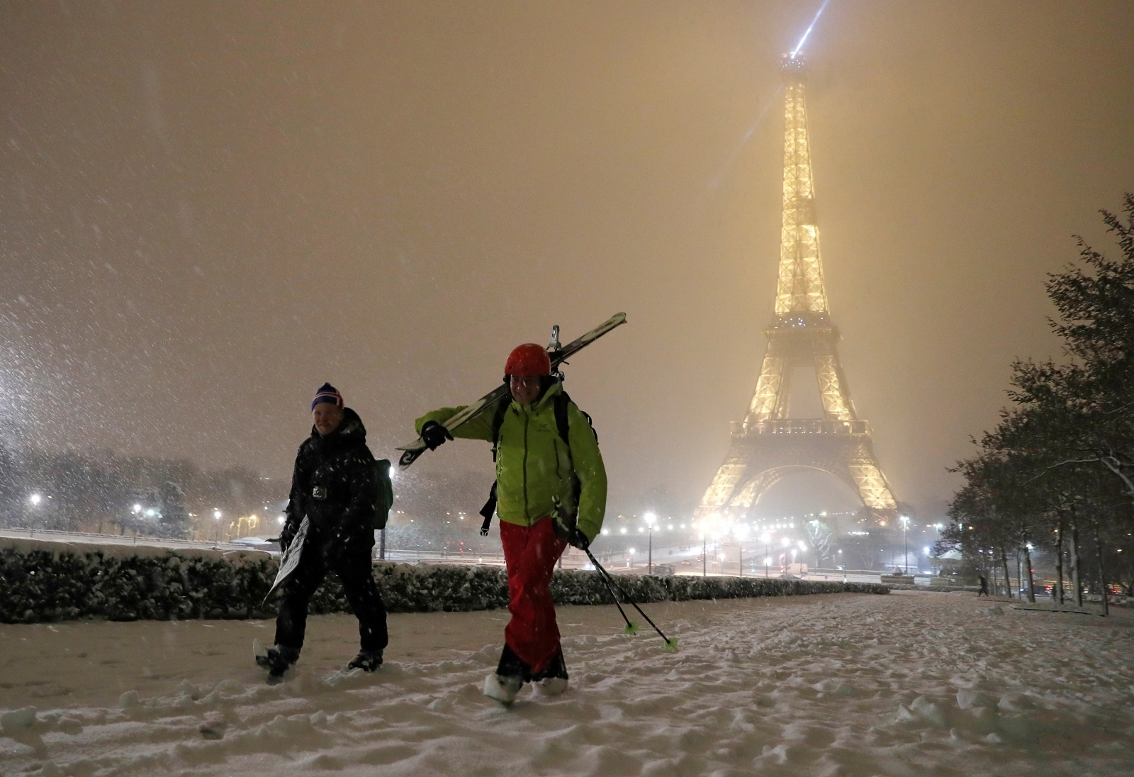 25 photos of snowcovered Paris looking even more beautiful than normal