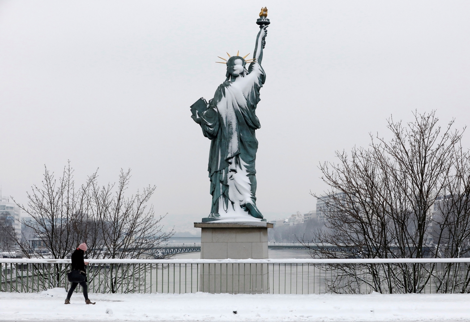 статуя свободы зимой